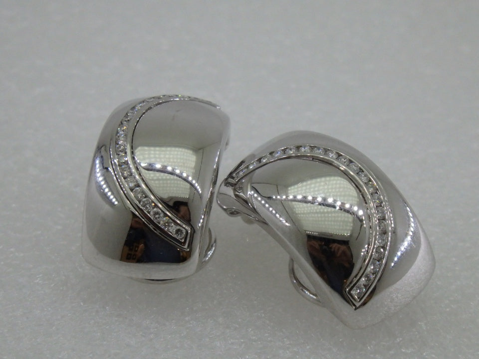 Par pendientes oro blanco con diamantes.